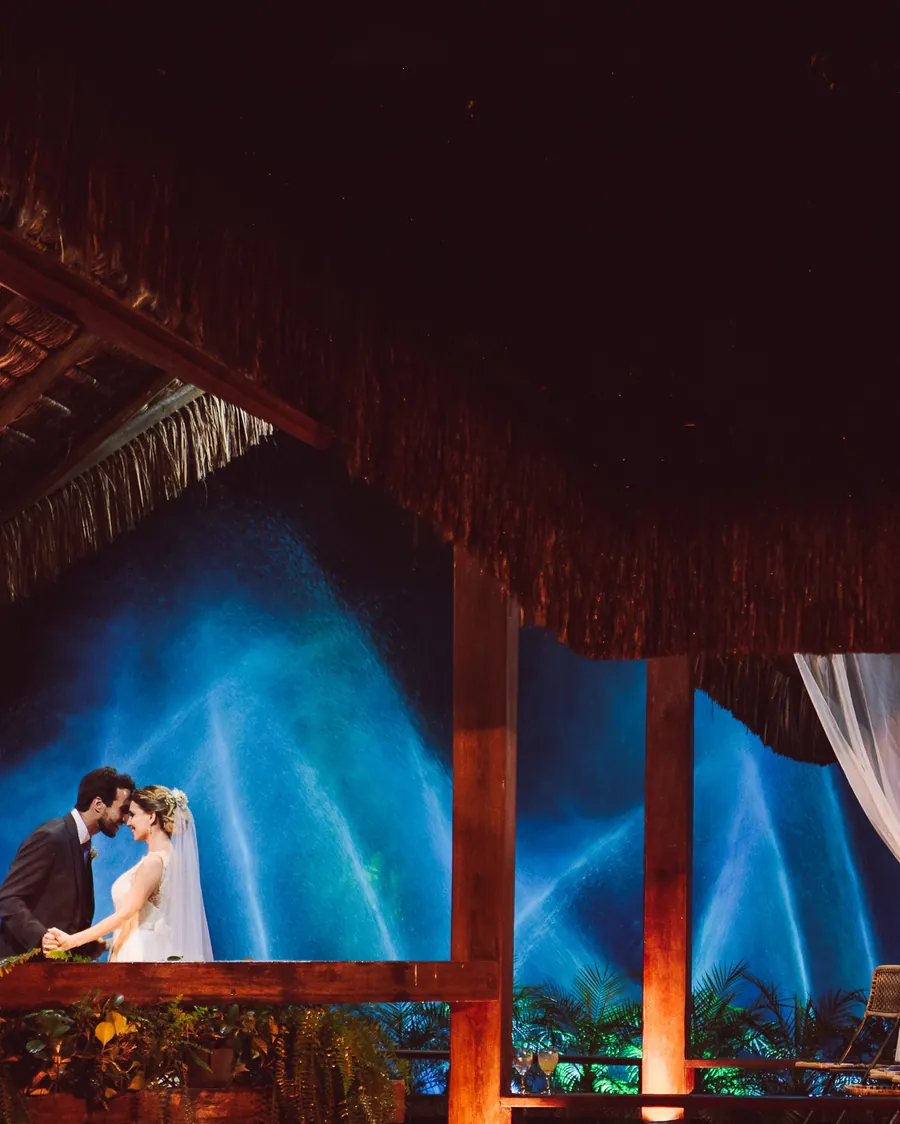 Casal de noivos no gazebo do Lajedo, com iluminação cênica ao fundo